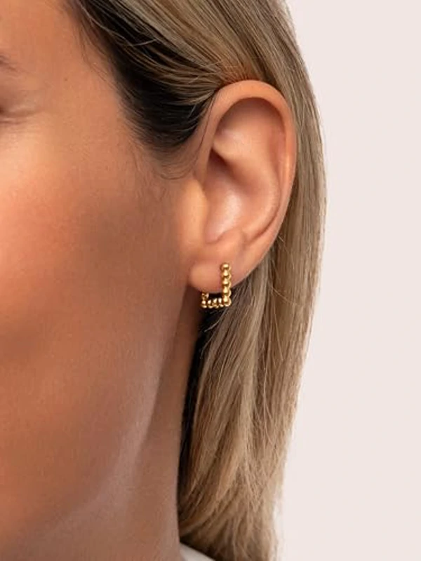 SINGULARU - Pendientes Mila Dots. Acero con Acabado en Baño Oro de 18Kt. Aro Cuadrados con Cierre Congo/Click. Joyas para Mujer - Imagen 2
