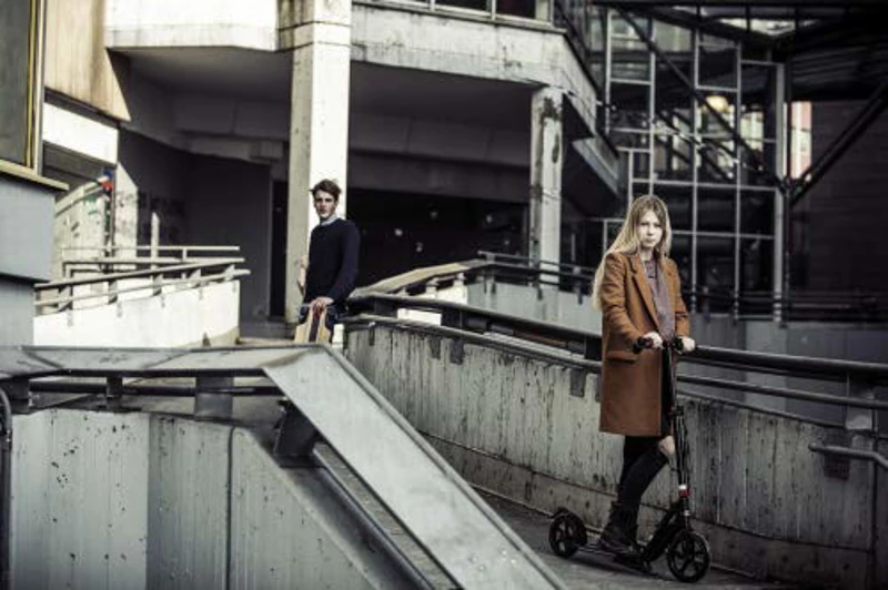 HUDORA Scooter BigWheel Style 230 - Patín de Aluminio Estable con Gran Superficie de pisada - Patinete Urbano Ajustable y Plegable para hasta 120kg - Patinetes para jóvenes y Adultos - Imagen 2