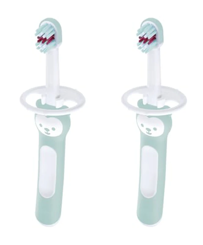 MAM Set de Cepillo de Dientes para Bebé, Mango Compacto, Ergonómico y Antideslizante, para Primeros Dientes, con Protector de Seguridad, Cabezal muy Pequeño y Cerdas Extra Suaves, Azul, Pack 2 - Imagen 1